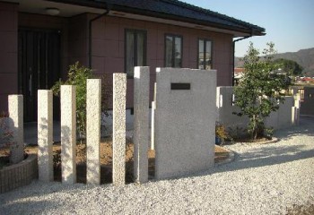 篠山市　外構工事　サビ石の板門柱と石柱スクリーン　Y様邸