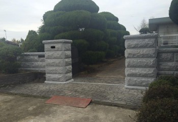 加西市　外構工事　迫力ある豪華な石の門柱　T様邸　