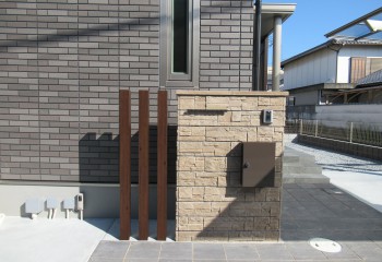 小野市　外構工事　石積みを表現した門柱